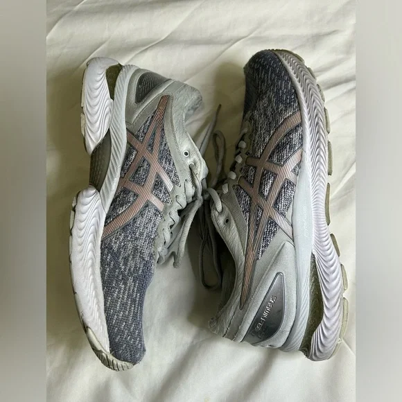 ASICS Womens Gel Nimbus 22 Gray White Gold Sz 9.5 Running Shoe Comfort - Picture 9 of 11